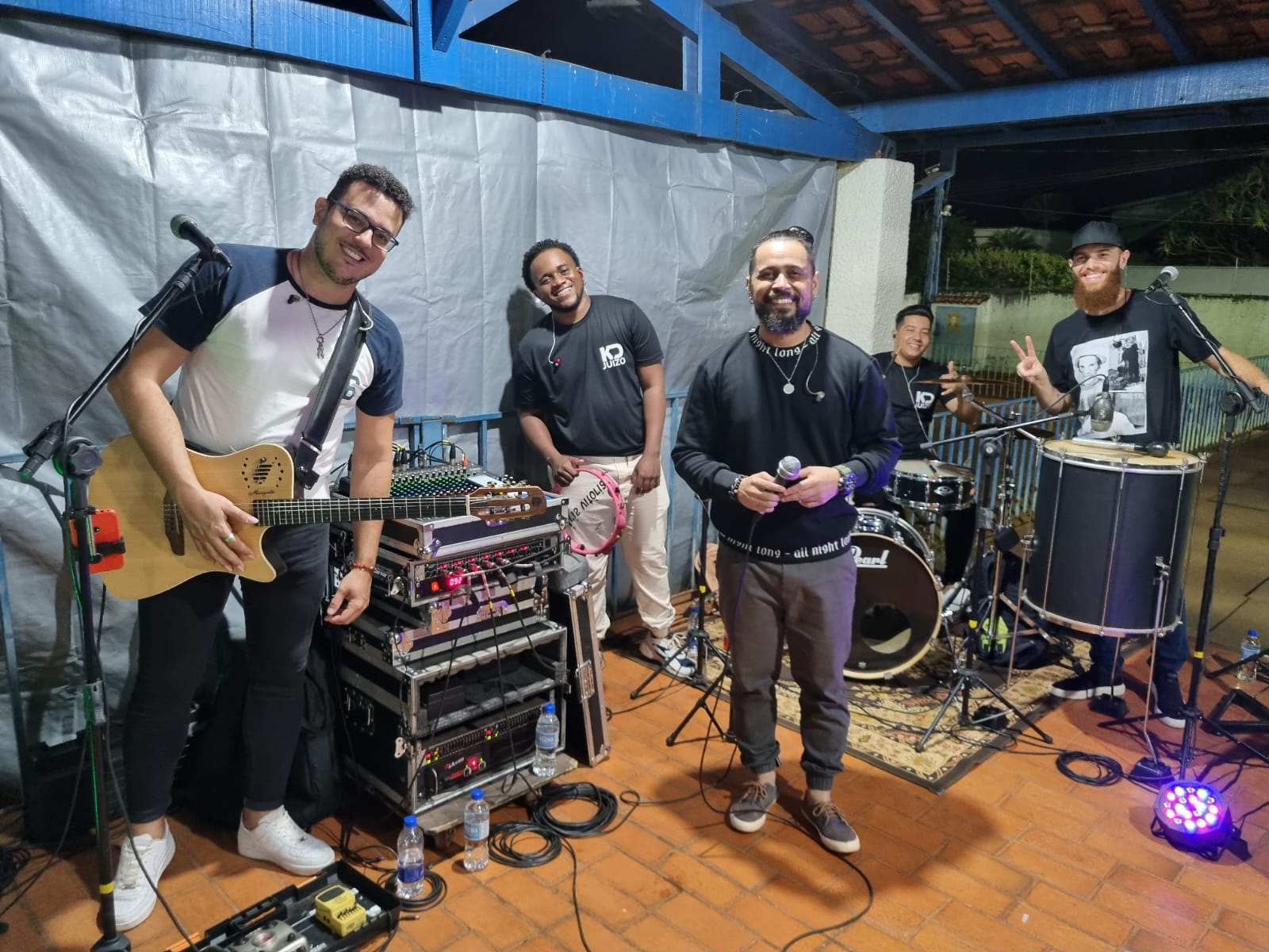 A Banda KD Juízo, no violão, Vinícius, pandeiro, Waguinho, voz, João, bateria, Will, surdo Lucas : deram cor, luz, vida na festa que confraternizou atletas e torcedores no Torneio de Beach Tennis.