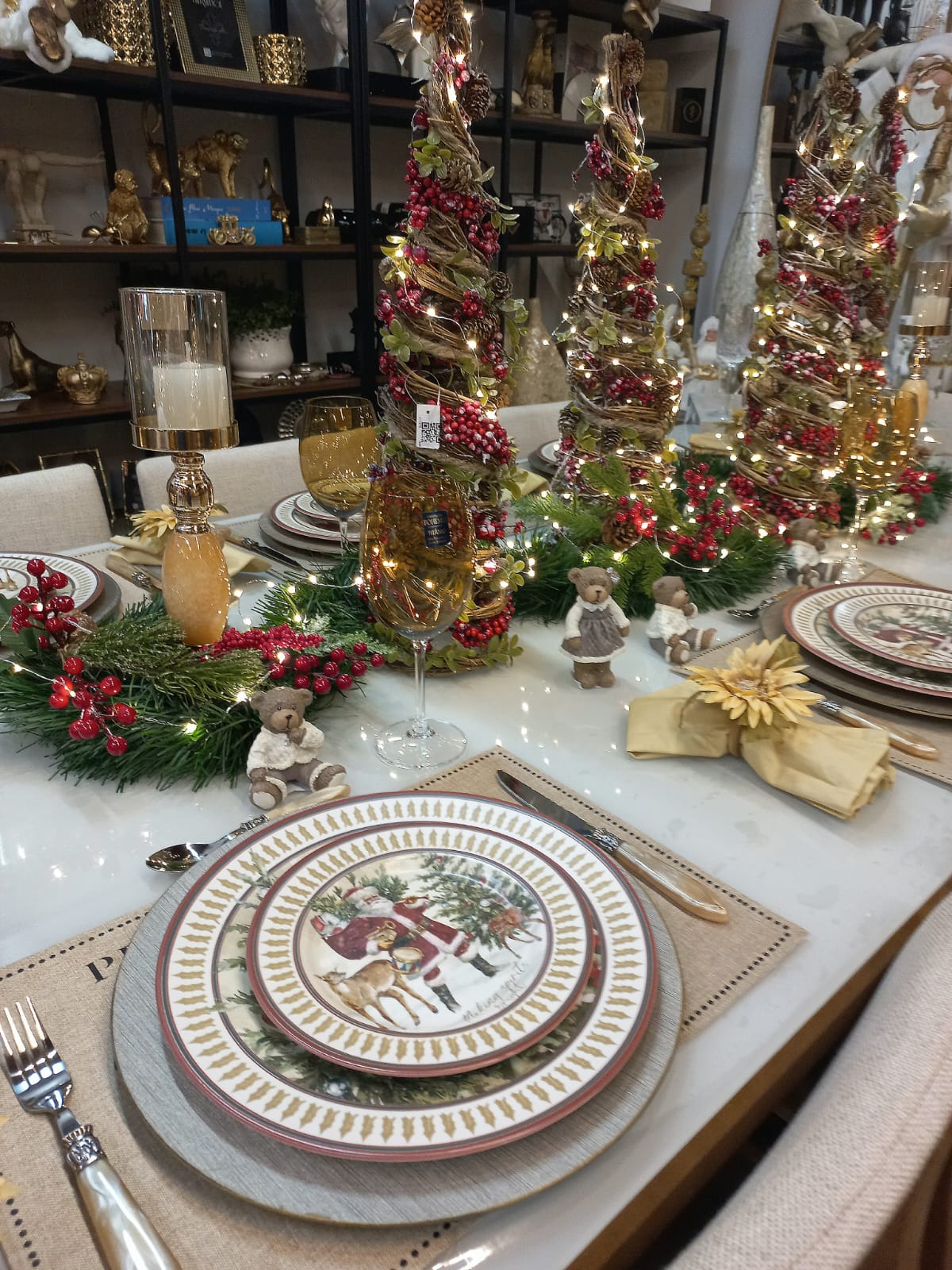 Destaque para o centro da mesa com pinheirinhos decorados com Berries e fios aramados à pilha, super versáteis, iluminam e dão vida a decorações em locais que não têm tomadas