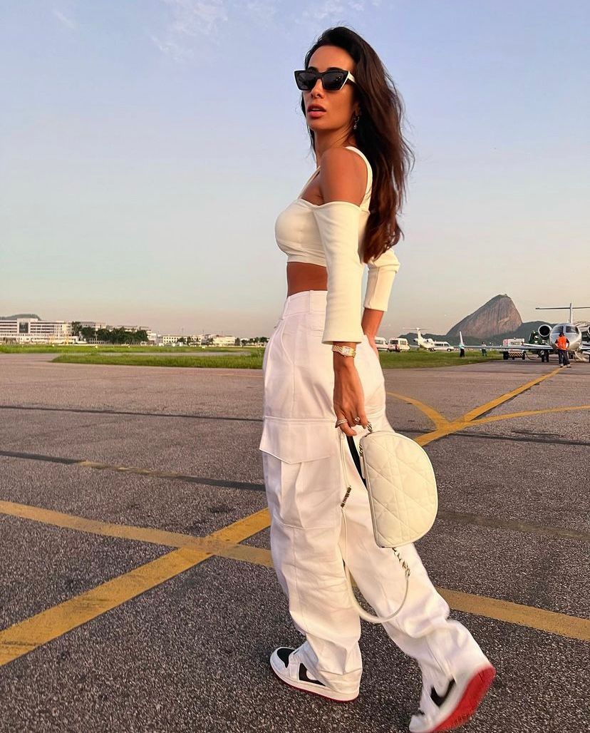 Calça cargo, tênis e cropped