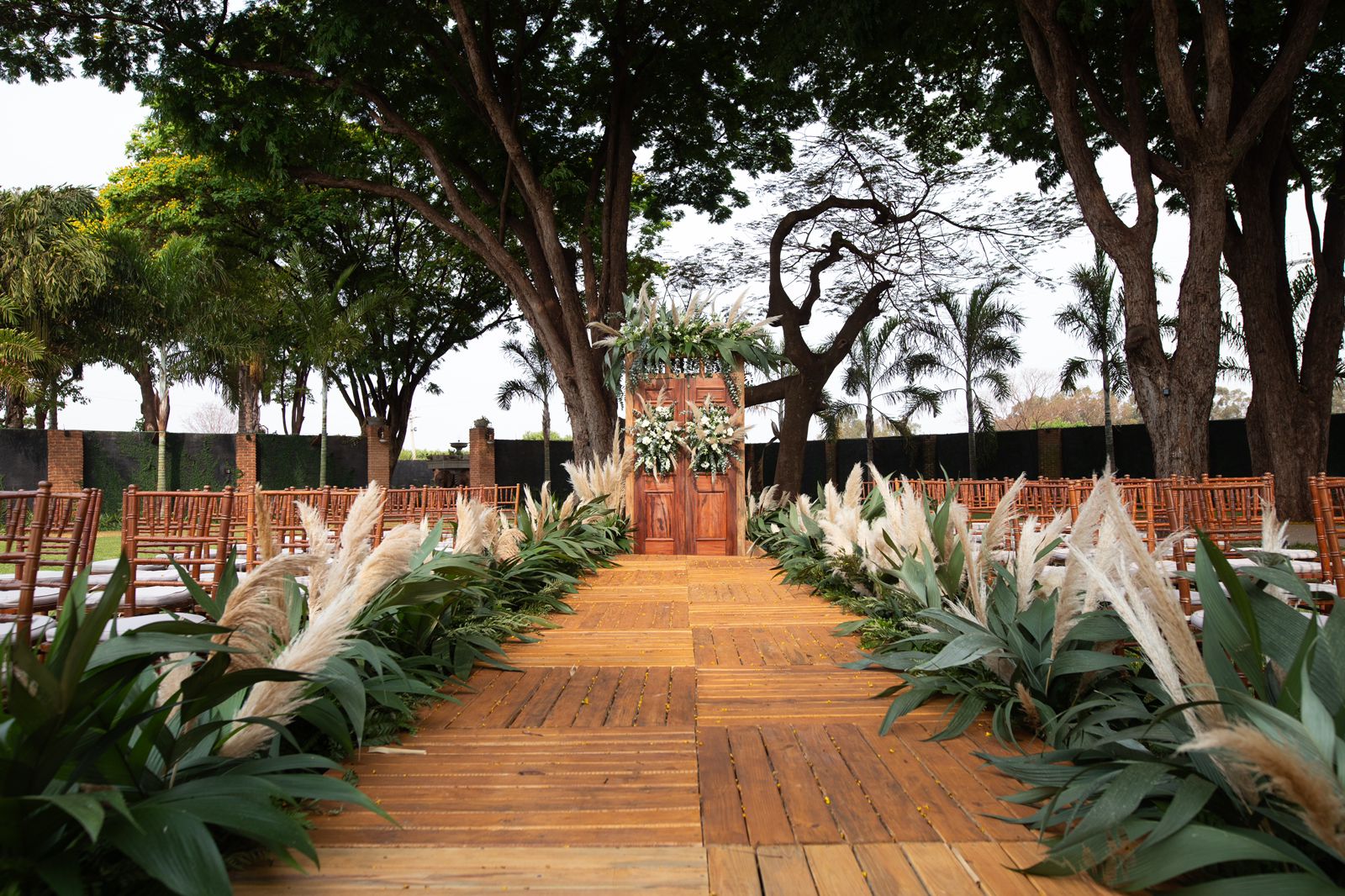 No caminho para o altar o capim dos pampas dava o tom boho
