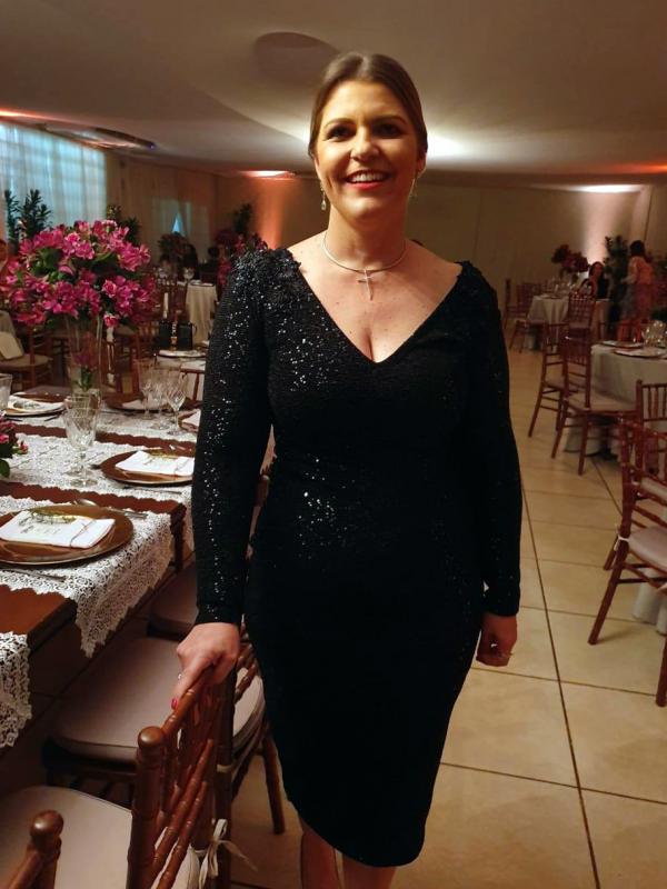 Elegante, muito simpática Carla Valentini recebia à porta os convidados para a cerimônia de posse do marido Carlos Valentini