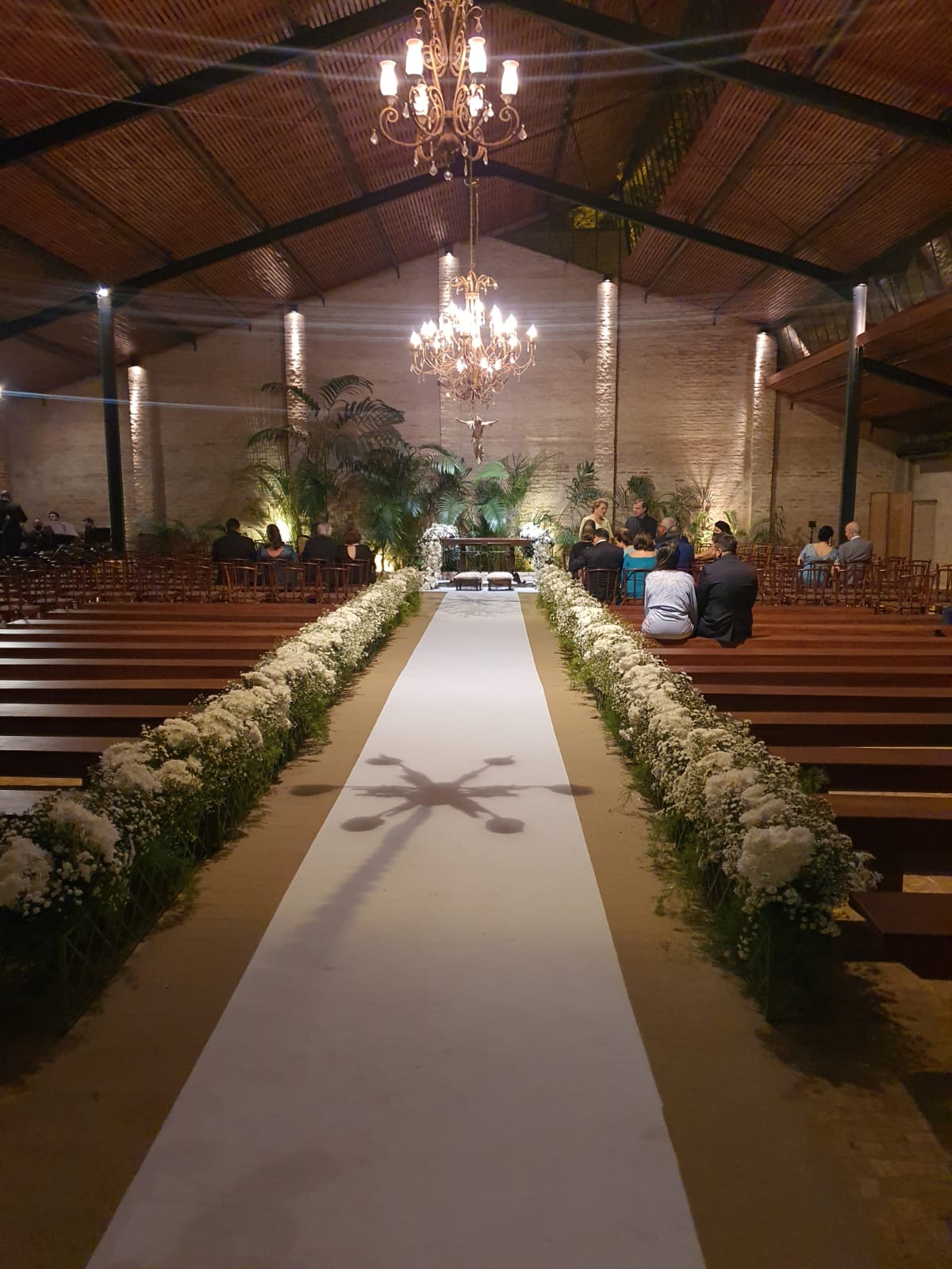 Caminho enfeitado com margaridas