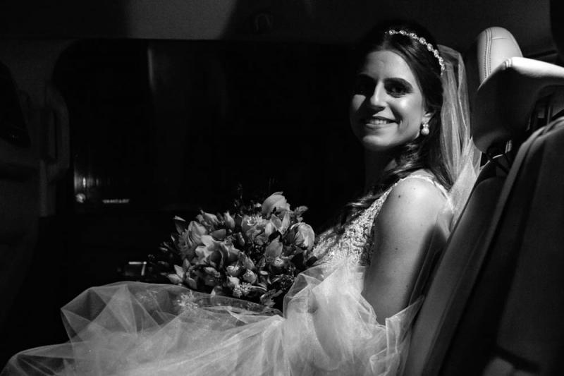A noiva aguardando no carro