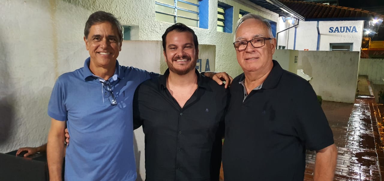 A diretoria  do São Joaquim Tênis Clube  com seu presidente  ao centro  Adelzinho  Miguel,  Renato  Pimenta,  José  Amauri  Favaretto