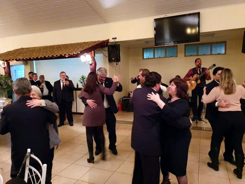 A banda começou tímida e um repertório de alta qualidade. Os casais foram se esquentando até que tomaram deliciosamente a pista de dança.
