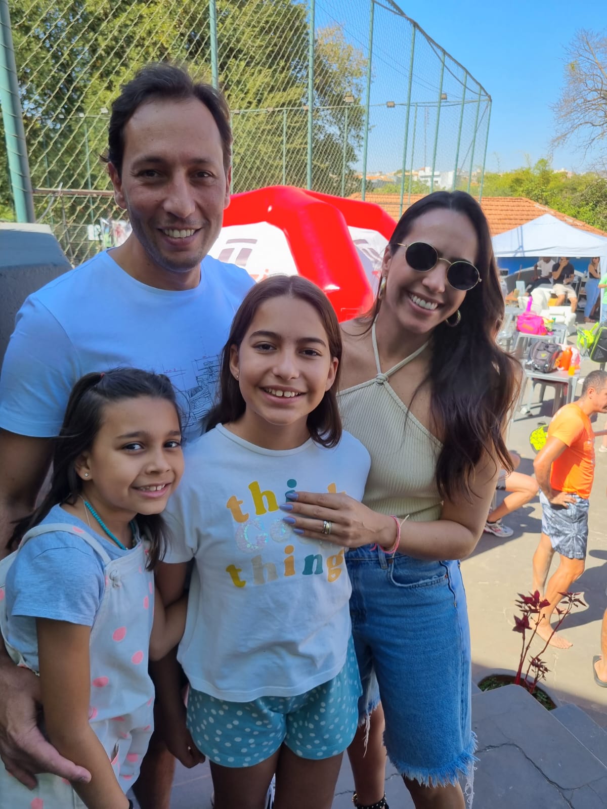 Lara, Olivia, Luísa e Ronaldinho Valentini