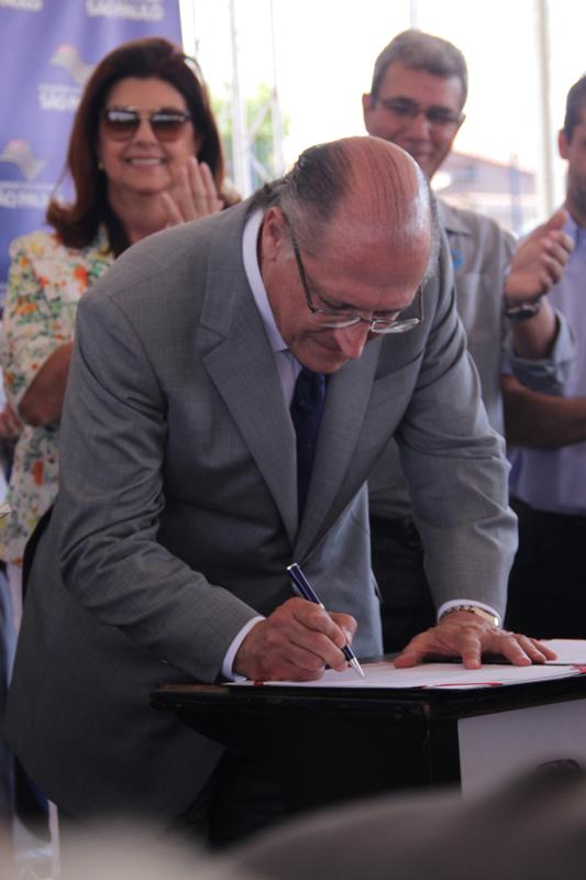 Assinatura da doação do prédio do antigo fórum para São Joaquim da Barra