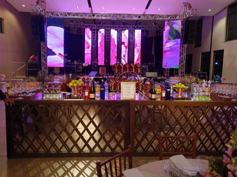 Pronto para os Cocktails um bar cinematográfico na cabeceira da pista de dança