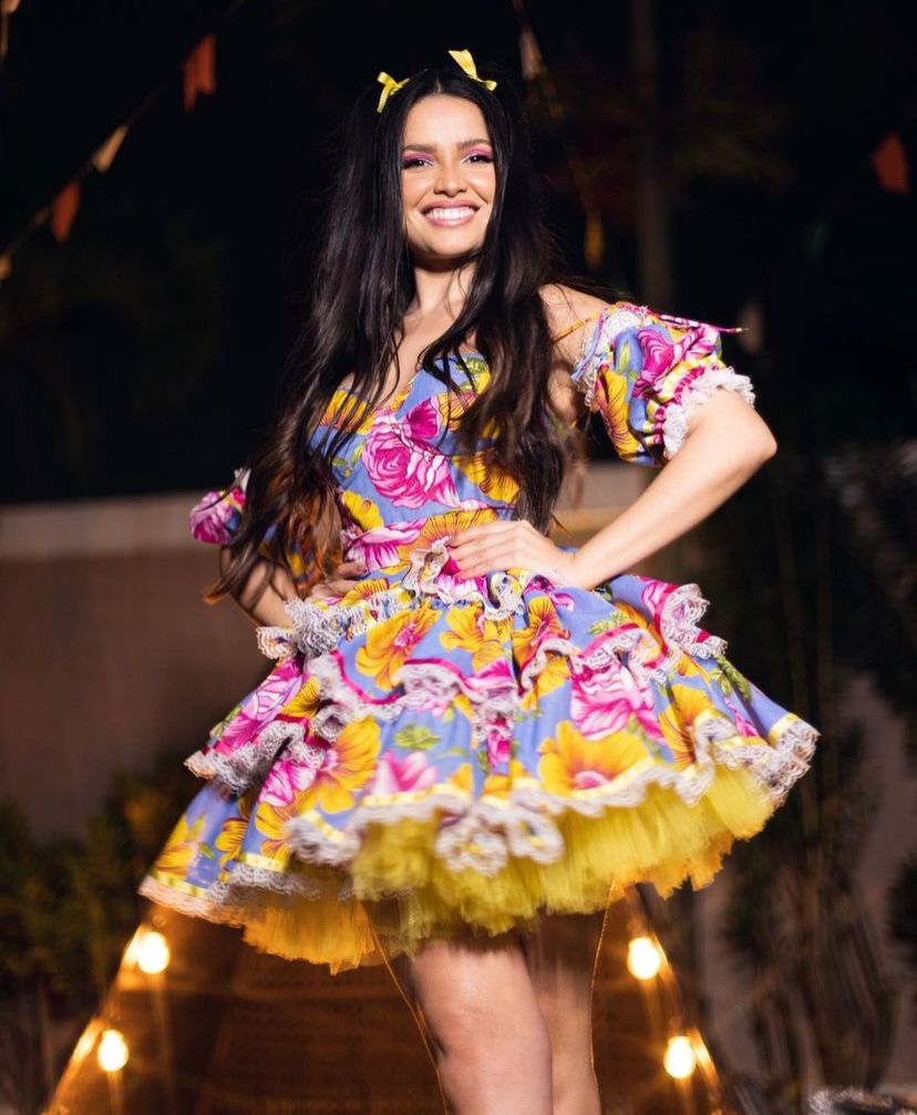 Vestido colorido cheio de babados com fitas e bota