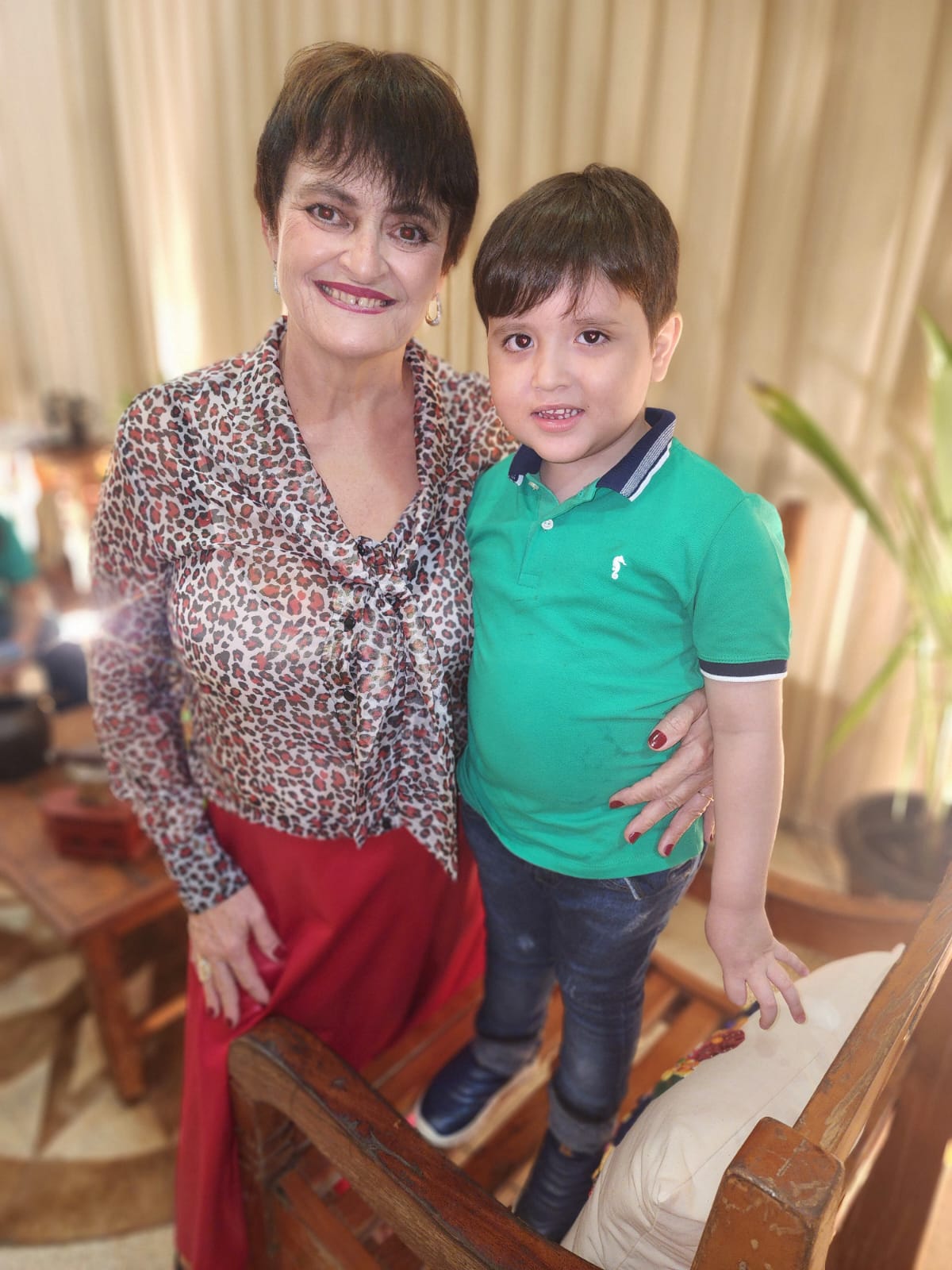 Sueli Junqueira com o neto Leonardo