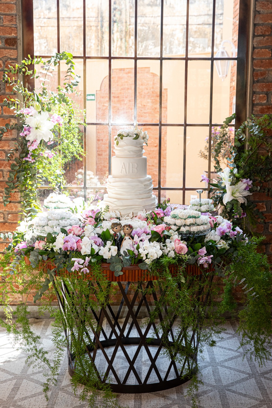 O bolo majestoso e os doces, criação de Marli Scarelli...