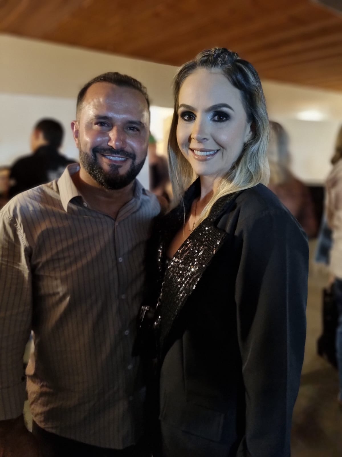 Ronywerton Marcelo Alves Pereira com sua mulher Geisa, o Prefeito de Ipuã