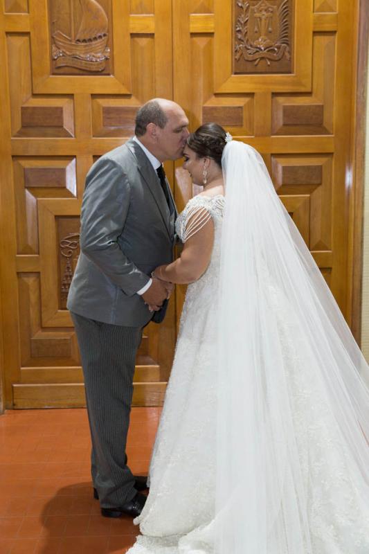E prestes a entrar, o fotógrafo Paulo Ferreira flagra um momento emocionante do pai com a noiva