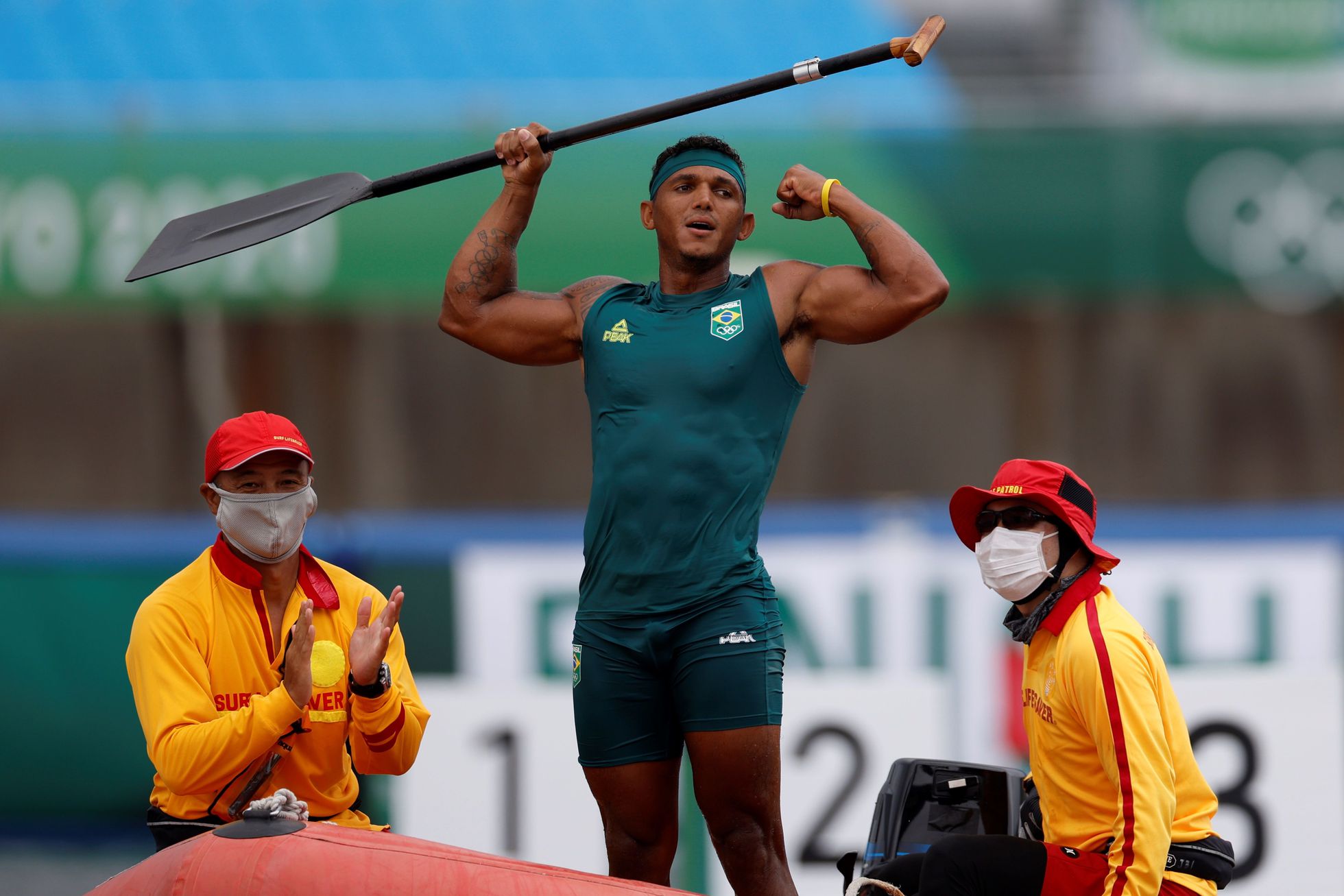 Isaquias Queiroz celebra sua medalha de ouro na canoagem - FERNANDO BIZERRA / EFE