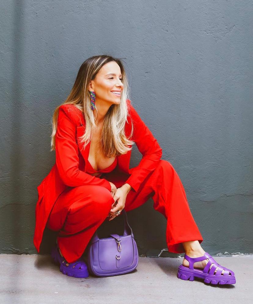 Conjuntos de alfaiataria (calça + blazer com a sandália).