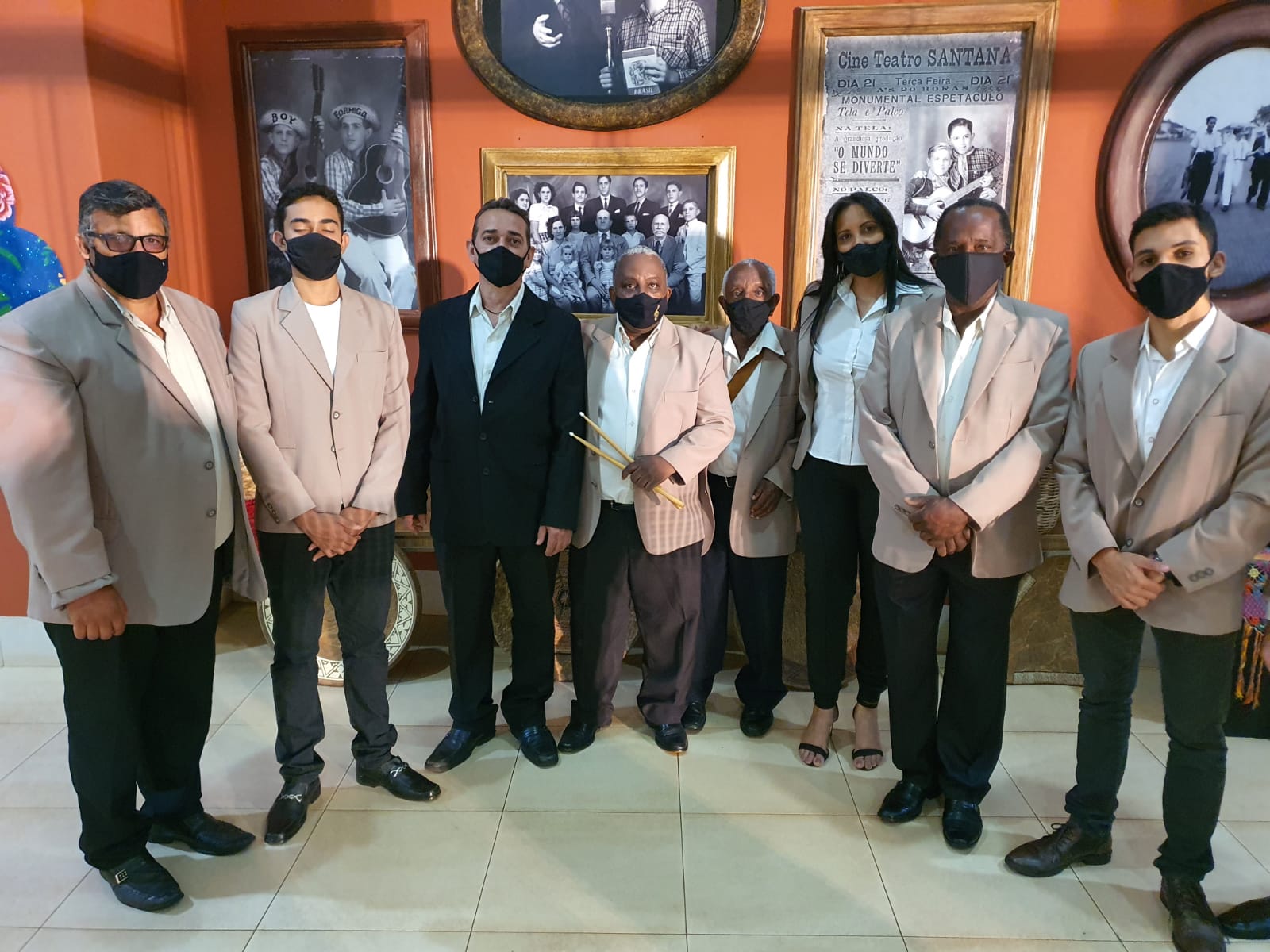 A banda se preparando para a surpresa. VIERAM tocar o parabéns a você ao Aniversariante Rolando Bo