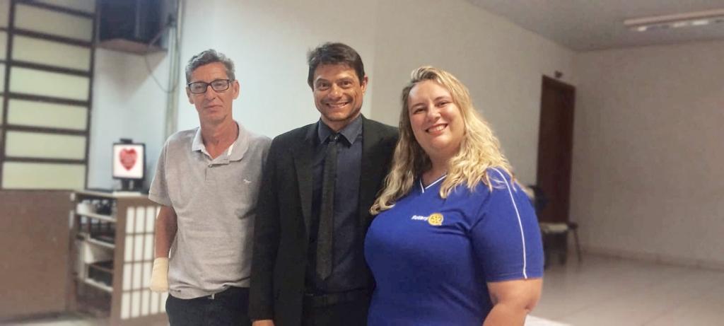 Palestra do dia 20 de setembro, com Dr. Vinícius Marini (ao centro), Carlos Justino de Souza da ETEC Pedro Badran e Daniela Cristina do Santos, presidente do Rotary club