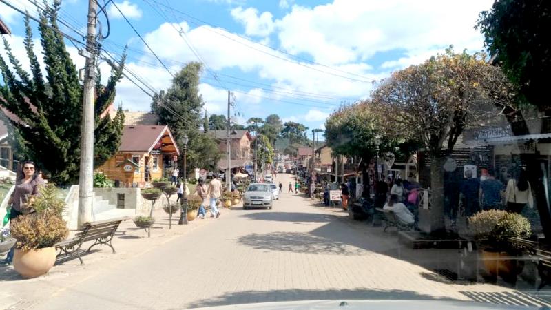 Centrinho, onde tem muitos restaurantes e lojinhas Centrinho, onde tem muitos restaurantes e lojinhas